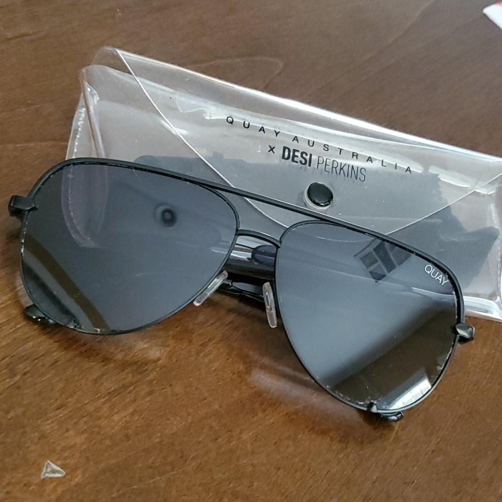 Quay large all black aviators